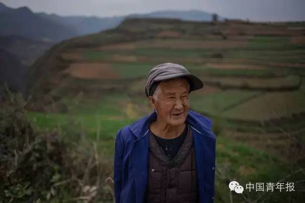 ▲깐쑤성(甘肃省) 한 농촌에 살고 있는 60세의 노인은 집이 가난한 탓에 결혼도 못해보고 평생을 노총각으로 홀로 살아오고 있다.
