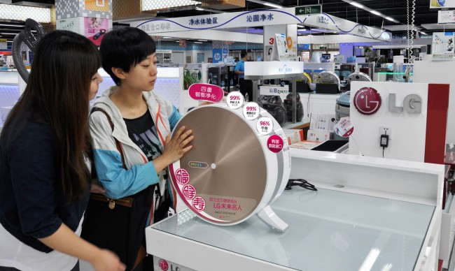 중국 가전 유통점에서 소비자들이 LG전자의 공기청정기를 살펴보고 있다.