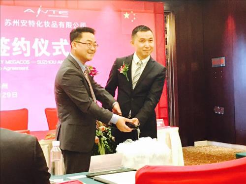 마상철 토니모리 메가코스 이사(왼쪽)와 중국 화장품 업체 안트(ante)의 리찌청 회장이 제품 생산 위탁 계약을 체결하고 기념사진을 촬영하는 모습.