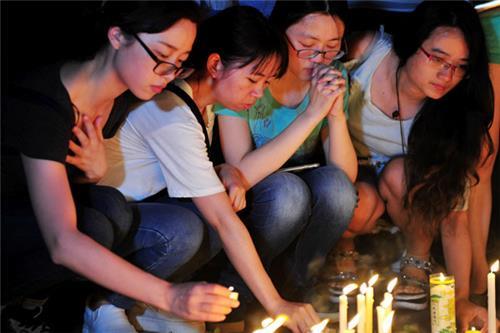 중 광둥성에서 숨진 천중웨이씨를 추모하는 촛불 모임