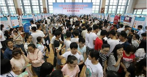 중국 대학교 4학년생들이 대부분 이번 달 졸업하는 가운데 구직비용이 날로 커져 부담으로 작용하고 있다. 사진은 취업박람회에 참가한 중국 대학생들.