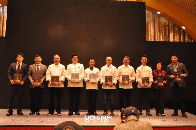 한석희 총영사, 이상길 aT 상하이지사장, 레시피 개발에 참여한 중국 셰프들(왼쪽부터)