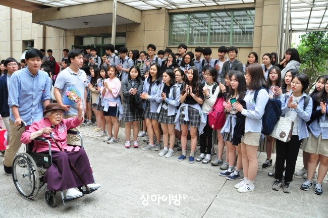 상해한국학교에서 학생들의 환송을 받으며 떠나는 이옥선 할머니