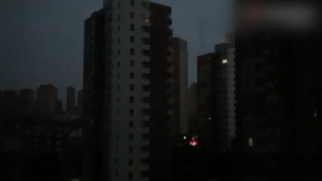 중국 전력난으로 인해 불이 꺼진 아파트(출처: 바이두 )