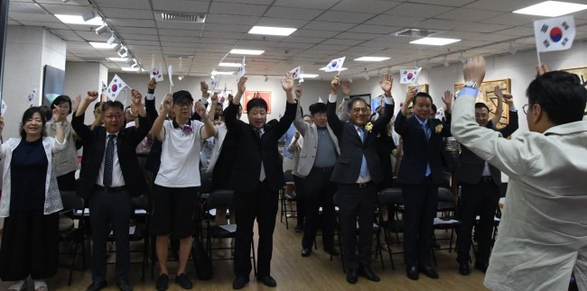 [사진=지난 15일 열린 ‘제78주년 8∙15 광복절 기념식’에서 "대한민국 만세!"를 외치고 있다.]